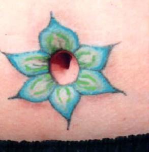 女性腹部彩色肚脐上的花朵纹身图案