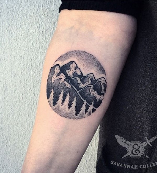 手臂圈形点画风格山森林风景纹身图案