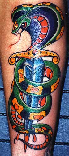 old school彩色眼镜蛇和匕首纹身图案