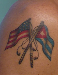 肩部彩色美国和哥伦比亚国旗纹身