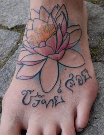 女性脚背彩色莲花与印度字符纹身