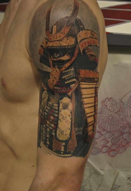 大臂彩色的日本武士纹身图案