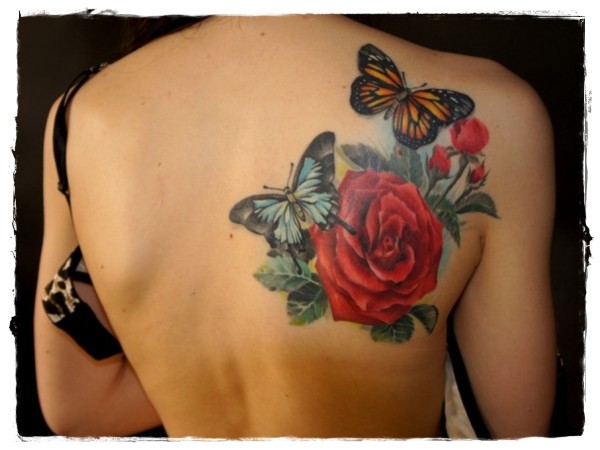 后肩彩色逼真的花朵与蝴蝶纹身