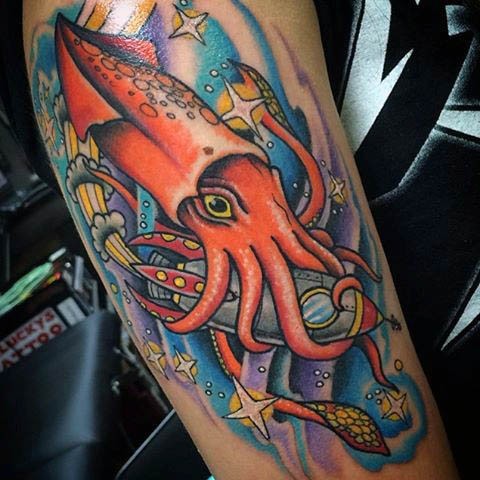 腿部彩色有趣的鱿鱼与太空火箭纹身