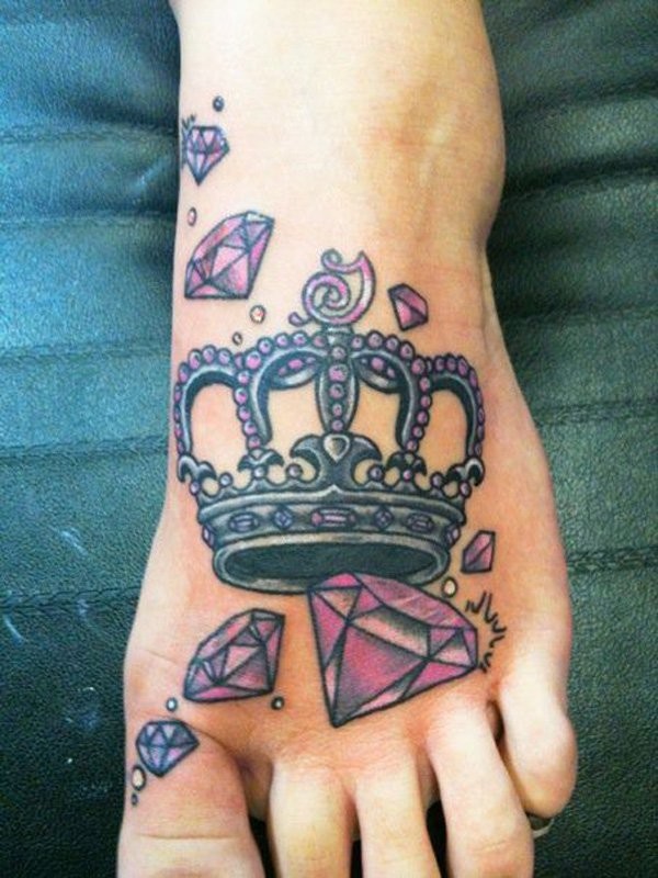 脚背可爱的紫色钻石皇冠纹身图案