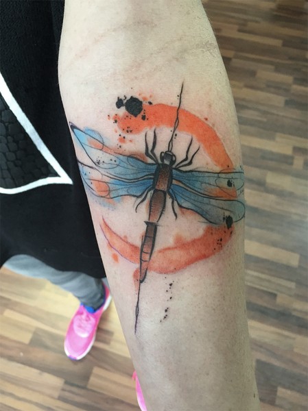 小臂蜻蜓彩色纹身图案