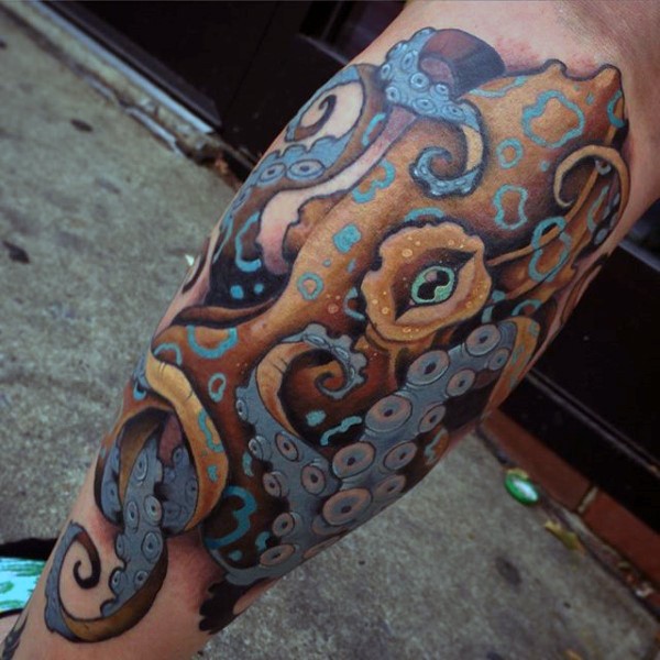 小腿棕色的章鱼纹身图案