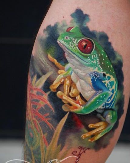 腿部水彩逼真的绿蛙红眼纹身图案