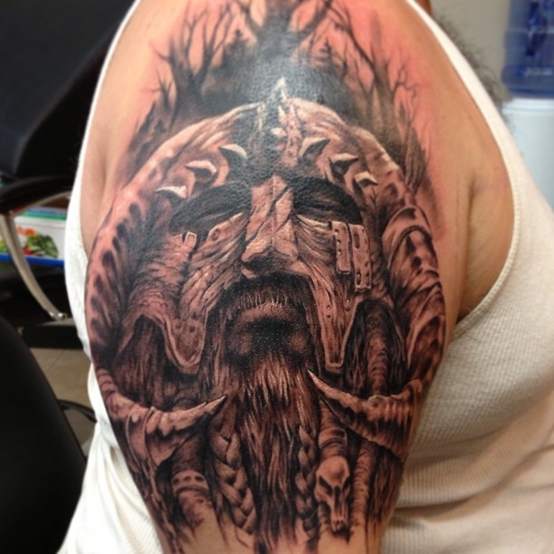 肩部棕色维京战士头像纹身图案