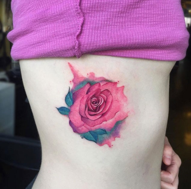 女性腰侧水墨色玫瑰花纹身图案