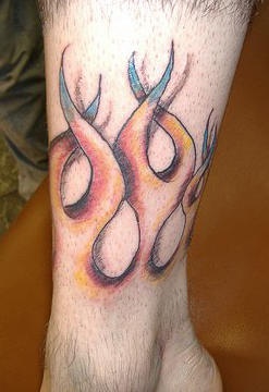 小腿处简约个性的彩绘火焰纹身图案
