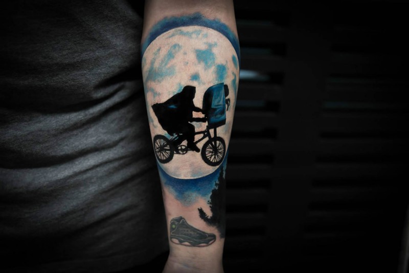 手臂全新风格的彩色男子与自行车纹身