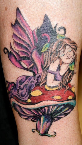 腿部做梦的精灵在蘑菇上纹身图案
