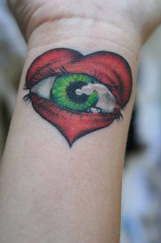 手腕红心与绿色眼睛纹身图案
