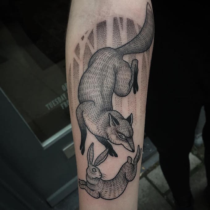 手臂点刺狐狸和兔子的纹身图案