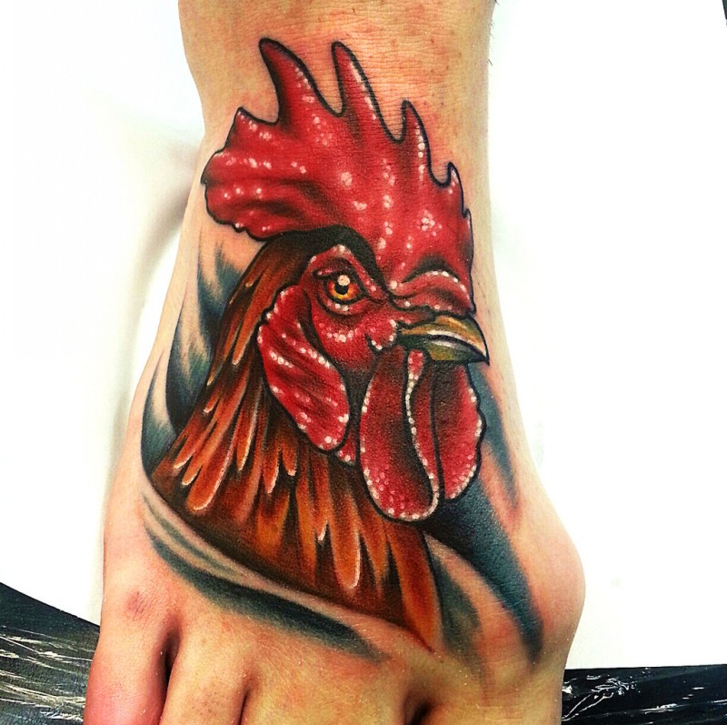 脚背彩色公鸡头像纹身图案