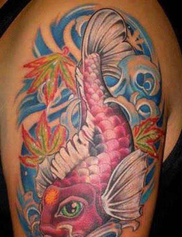 大臂鲜艳的红色锦鲤鱼纹身图案