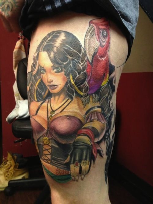 腿部彩色性感女海盗与鹦鹉纹身图案