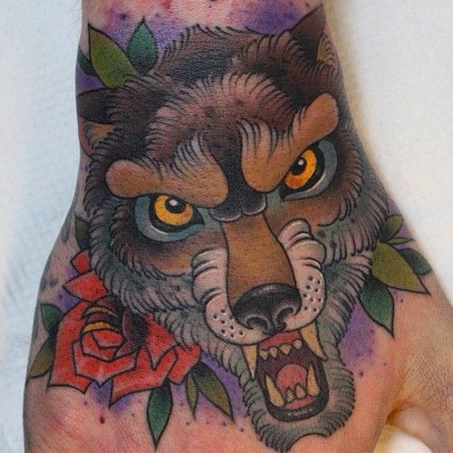 手背彩色传统的愤怒的狼头纹身