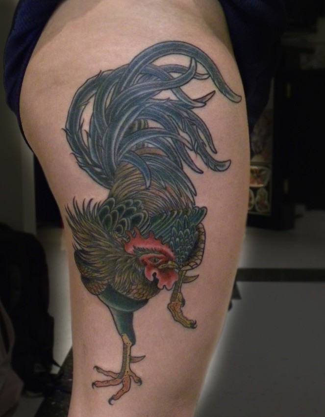 大腿精致的彩色公鸡纹身图案