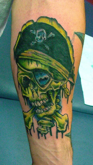 手臂彩色海盗骷髅交叉纹身图案