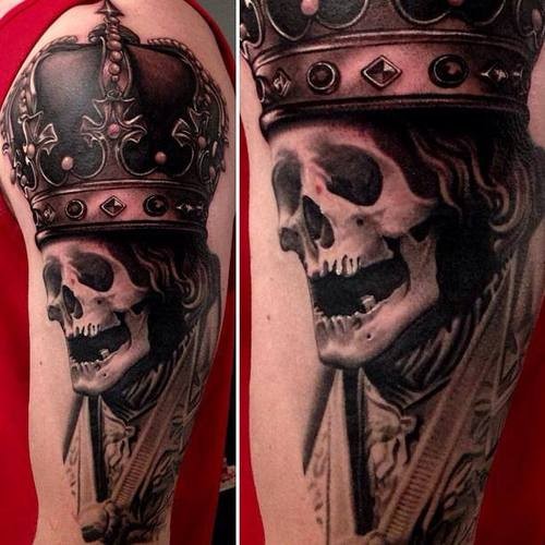写实的彩色骷髅国王骨架与皇冠纹身图案
