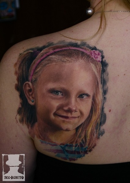 背部写实逼真的可爱女孩肖像纹身图案