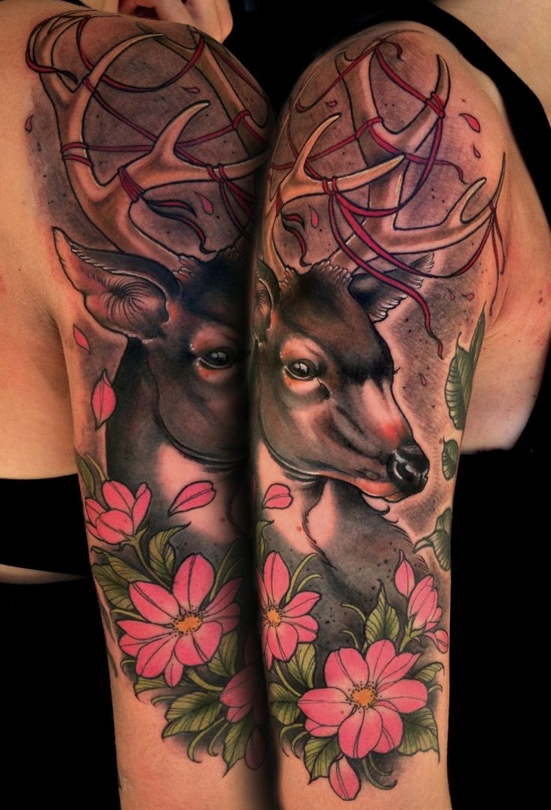 手臂色彩漂亮的鹿和花朵纹身图案