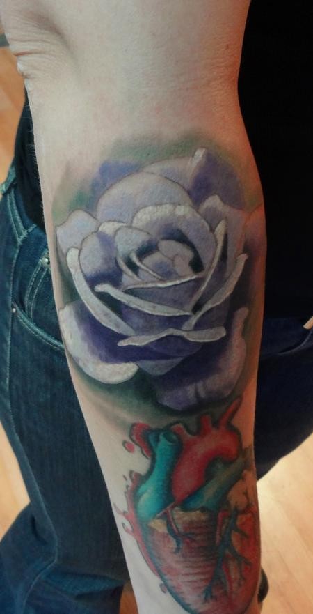 手臂彩色玫瑰和人类心脏纹身图案