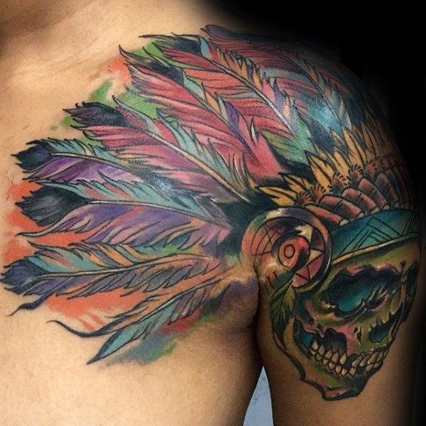 肩部彩色印第安骷髅与羽毛头盔纹身图案