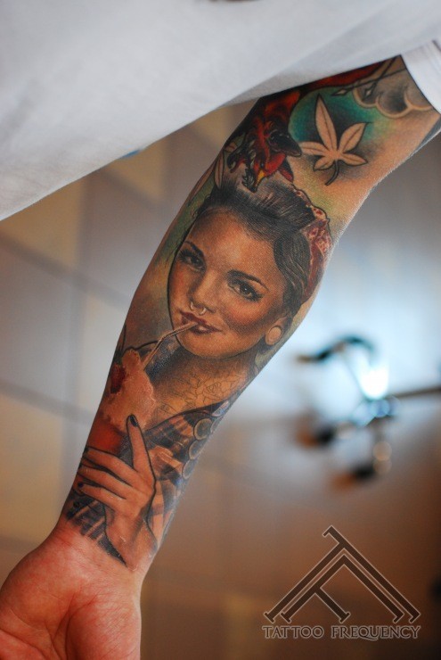 手臂彩色性感女子肖像与鸡尾酒纹身