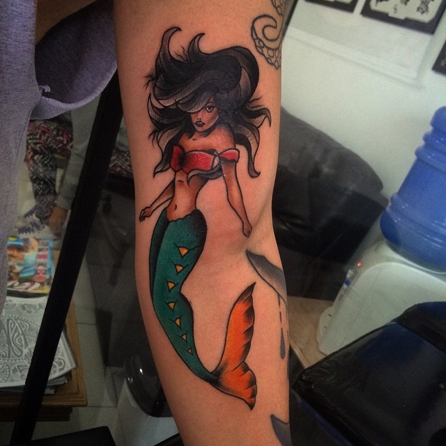 手臂好看的彩色诱惑美人鱼纹身图案