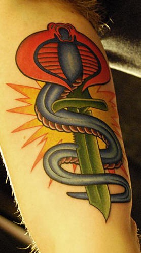 蛇和匕首彩绘纹身图案