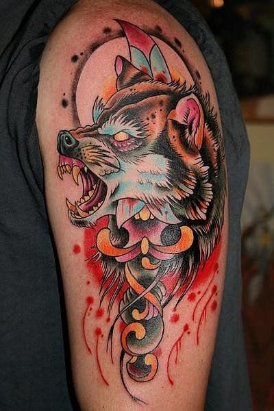 肩部彩色恶魔狼纹身图案