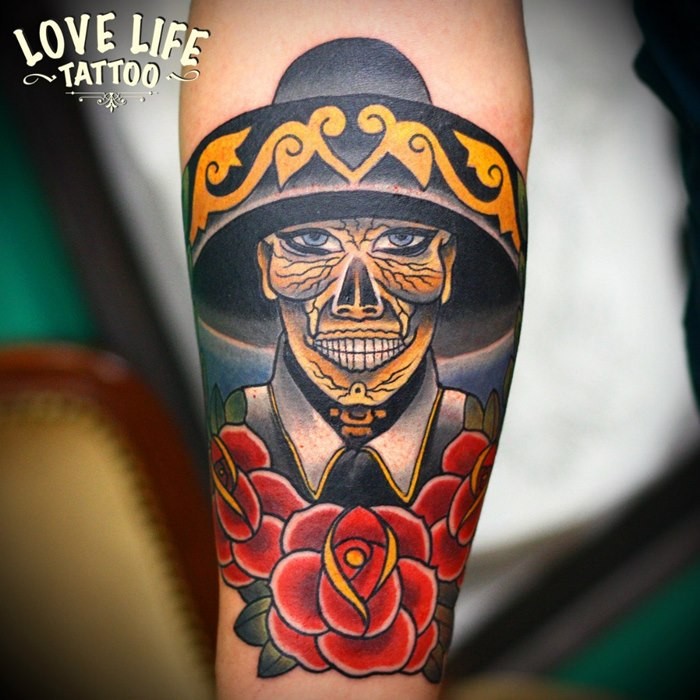 手臂彩色墨西哥骷髅与玫瑰纹身图案
