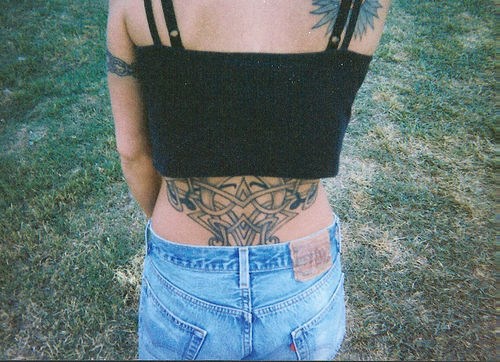 女性腰部黑色图腾纹身图案