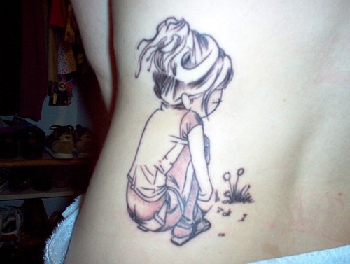 腰侧简约悲伤的小女孩纹身图案