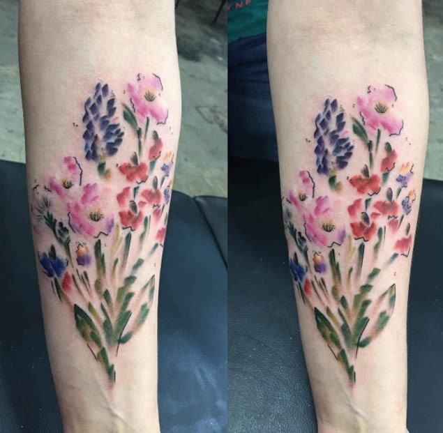 手臂漂亮的彩色的野花纹身图案