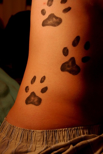三个狗爪印纹身图案