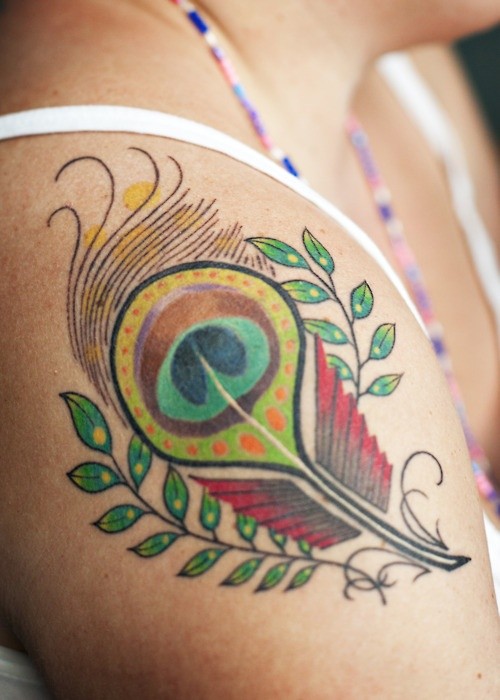 可爱的彩色孔雀羽毛与植物纹身图案