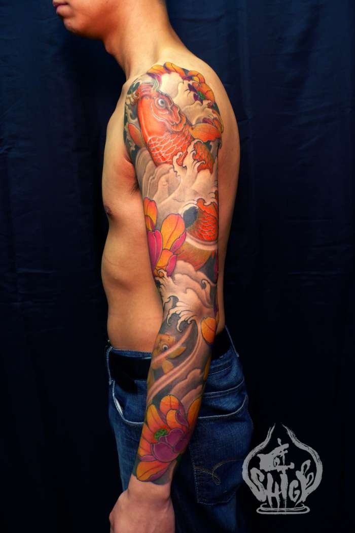 花臂五颜六色的锦鲤鱼纹身图案