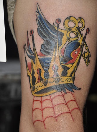 钥匙燕子皇冠纹身图案