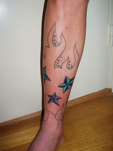 小腿火焰线条和彩色五角星纹身图案