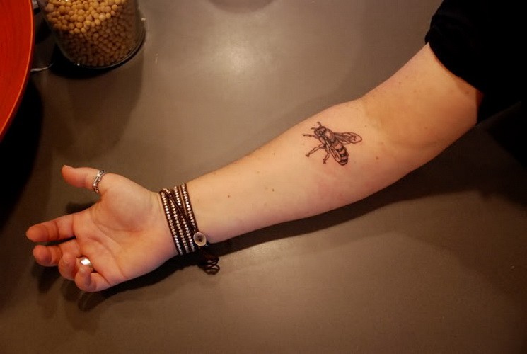 小臂小可爱的蜜蜂纹身图案