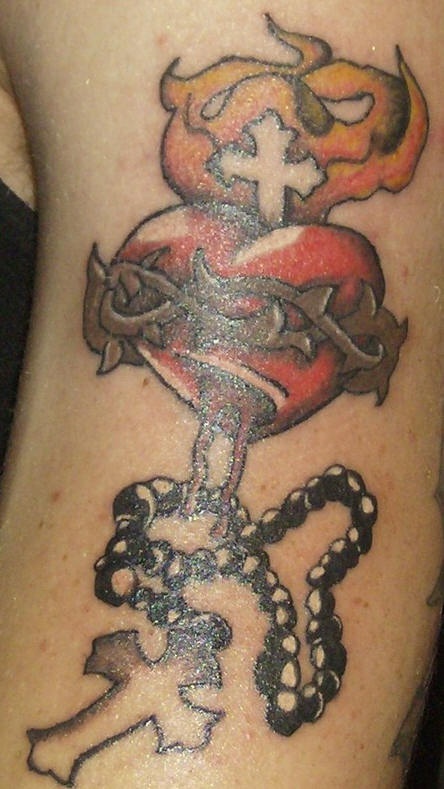 手臂彩色的圣心和玫瑰纹身图片