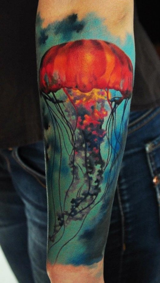 手臂彩色漂亮的水母纹身图案