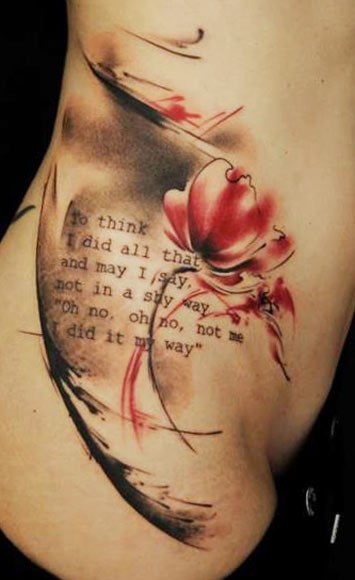 腰侧水墨色红色花朵与字母纹身图案