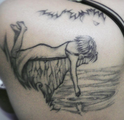 肩部黑色 简约的河畔女孩纹身图片