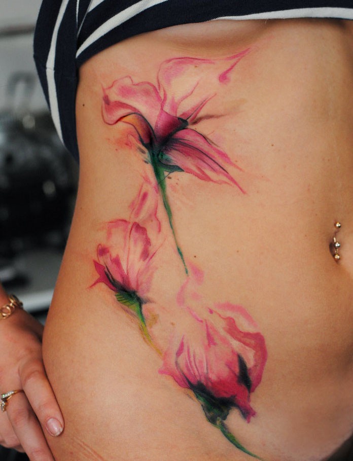 腰侧水彩色唯美花朵纹身图案