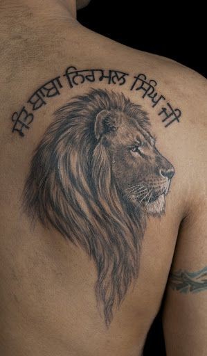 肩部逼真的狮子头与肩字符纹身图案